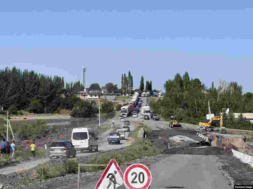 Суу ташкынынын айынан жол, көпүрөлөр бузулгандыктан Ош-Баткен жолунда 29-июнда автотыгын жаралды.&nbsp;