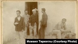 Либиядәге төрмә. Уңда савыт-саба ююучы - Йосыф Акчура, сулдан икенче, ишеккә терәлеп торучы һәм кулында савыт тотучы - Әхмәт Фәрит.