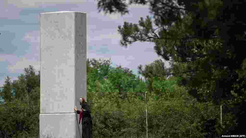 Srpkinja pored replike spomenika na Gazimestanu.
