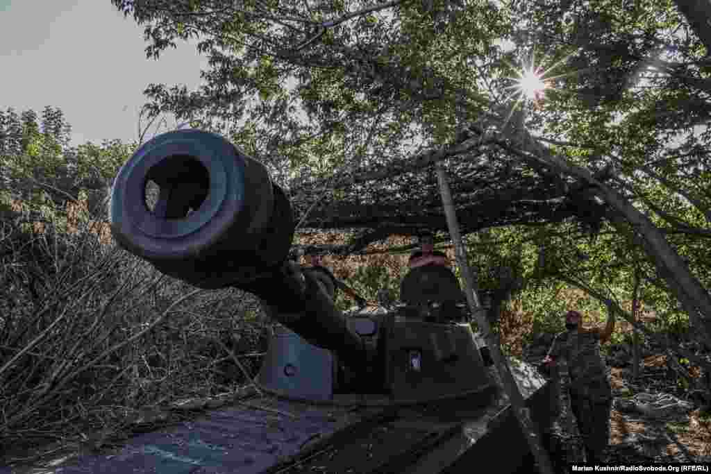 Ефективність роботи бійців прив'язана до кількості снарядів: Андрій каже, вони можуть працювати з ранку до вечора, якщо є чим. За його інформацією, зараз російські війська також застосовують менше боєприпасів, але паритету все одно немає &ndash; у бійців ЗСУ на цьому напрямку можливостей менше