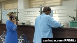 Türkmenistanly ýaşulular ujypsyz pensiýa haklarynyň hasaplaryna geçip-geçmändigini aýyň başynda pul almaga baranlarynda bilip galýarlar. 