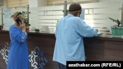 Balkanly pensionerler bank kartlaryndaky pensiýa haklaryny nagtlaşdyryp ýa-da ondan nagt däl söwdada peýdalanyp bilmän kösenýärler. (Illýustrasiýa suraty)