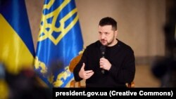 «Якщо у вас немає реального оборонного щита і потужної артилерії з боєприпасами, звичайно, ви втрачатимете людей» – сказав Володимир Зеленський 