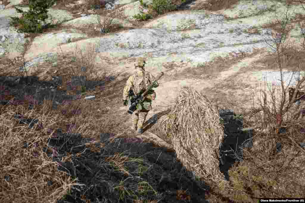 Двоє українських військових під час навчання.&nbsp; Як приклад того, який вплив може мати одна куля снайпера на сили противника, Еланський наводить випадок, що стався під час боїв поблизу Куп'янська.&nbsp;&laquo;Наш снайпер застрелив російського з 800 метрів, один постріл лише. Але що відбулося? Вся лінія фронту з тієї сторони, всі орки одяглися в бронежилети і в каски. Один день! Ось це робота снайперів. Загнав їх в зону дискомфорту, вони зрозуміли, що тут не курорт, що тут вони прийшли на чужу землю, і тут їм не раді&raquo;, &ndash; розповідає Віктор