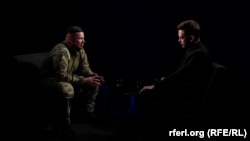 Спецпризначенець «Саба» (ліворуч) зі спецпідрозділу «Артан» ГУР МОУ та кореспондент Радіо Свобода Тарас Левченко (праворуч) та під час запису інтерв'ю, 9 грудня 2023 року