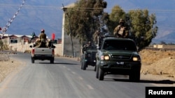 په جنوبي وزیرستان کې امنیتي سرتېري د ګزمې پر مهال - پخوانی انځور.