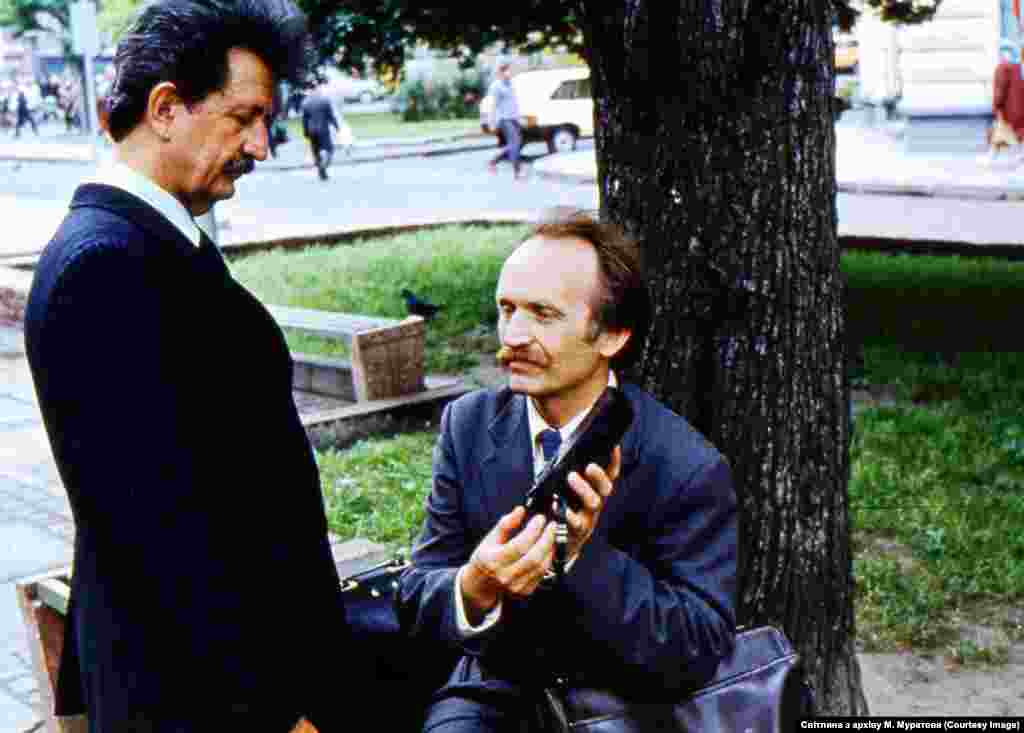 Дисиденти і колишні політв'язні Михайло Горинь і В&rsquo;ячеслав Чорновіл слухають у Львові Радіо Свобода, 1989 рік