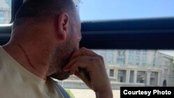 უჩა ქემაშვილი ამბობს, რომ დაზიანება ყელზე პოლიციამ, "ჰუდის" თოკით მიაყენა