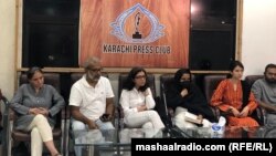 د نومبر پر ۱۱مه د بشري حقونو فعالان د افغان کډوالو د ایستلو ضد په کراچۍ پریس کلب کې د خبري غونډې په مهال. 