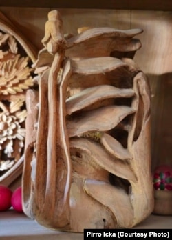 Zbukurim prej druri të gdhendur nga profesori Pirro Icka.