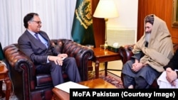 د طالبانو د حکومت د کندهار والي ملا شيرین اخوند د پاکستان د بهرنيو چارو له نګران وزير جلیل عباس جیلاني سره د ملاقات پر وخت - د جنورۍ درېیمې انځور.