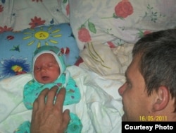 Андрій Гріценко з маленькою донечкою