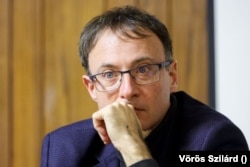 Istoricul Stefano Bottoni este specialist în problemele Europei Centrală și de Est și vorbește, printre altele, și limba română.