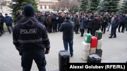 Manifestanții au adus la Ministerul Agriculturii câteva canistre goale, în semn de protest că nu au primit motorina promisă din România.