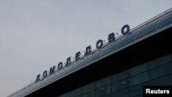 Azatlıq Radiosınıñ Rus hızmeti haber etkenine köre, Moskva ava limanları işini toqtattı, onlarnen sefer başqa vaqıtqa qaldırıldı, Ermenistan baş naziri Nikol Paşinânnıñ uçağı qonıp olamadı