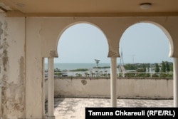 Вигляд на море з тераси ресторану в готелі «Анаклія», який зараз не працює