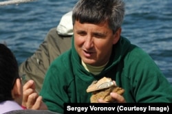 Сергій Воронов із підводним артефактом. Архівне фото