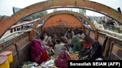 یک خانواده مهاجرین افغان که از پاکستان به افغانستان برگشت داده شده است