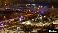 Oameni stau la coadă pentru a intra în cimitirul Borisov, ca să viziteze mormântul lui Alexei Navalnîi, Moscova, 1 martie 2024.