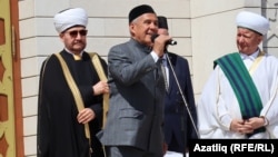 Рөстәм Миңнеханов чыгыш ясый