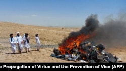 طالبان در ماه جولای امسال برخی وسایل موسیقی را که در ولایت هرات جمعآوری کرده بودند به آتش کشیدند