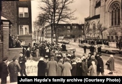 Вірні біля храму Св. Миколая у Чикаго в очікуванні церковної служби на Хрещення 19 січня 1968 року. Напередодні їхня церква ухвалила рішення перейти на новий календар, і священники відмовилися відправляти святкову літургію вдруге