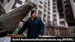 Un locuitor din Bucea în curtea unui bloc de apartamente distrus de artileria rusă, 1 martie 2022.