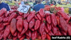 Crvene paprike na pijaci u Skoplju, 1. septembar 2023.