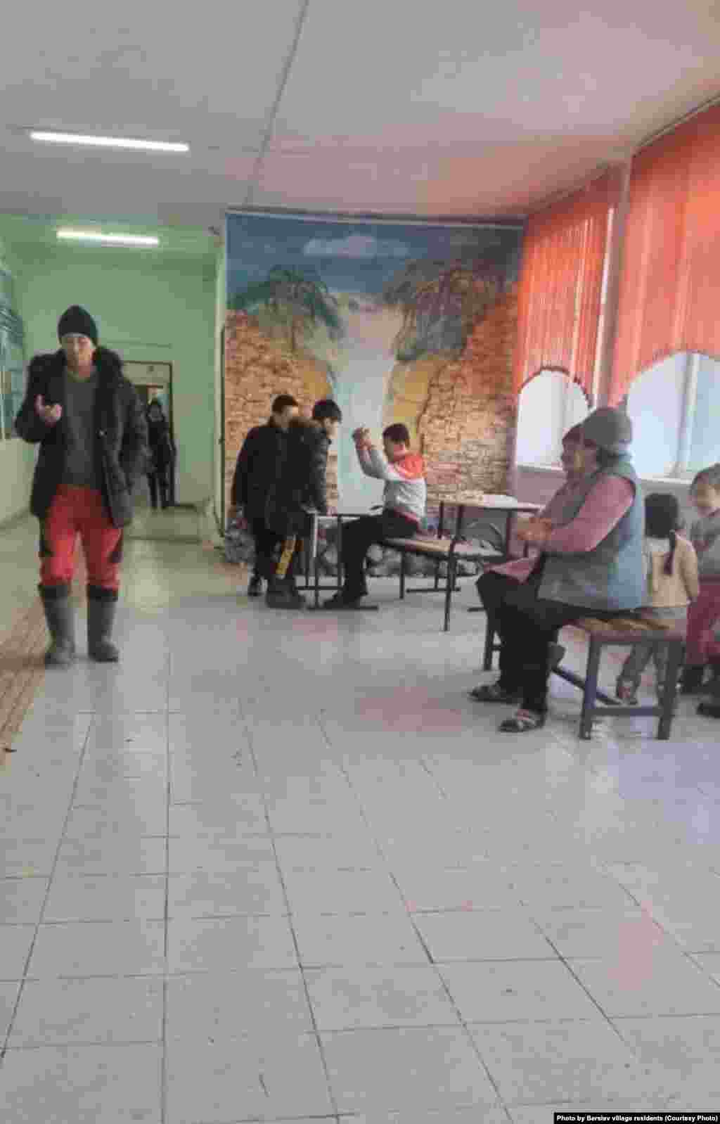 Оның сөзінше, 30 наурыз күні таңғы сағат бесте үш тікұшақ Берсиев ауылына көмекке жеткен. "Ал содан бір күн бұрын&nbsp;тікұшақ су басқан ауылға қона алмай кеткен еді" дейді жергілікті тұрғын.