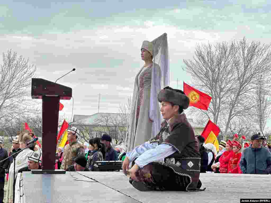 Баткен шаары.&nbsp;Баткенде&nbsp; 21-мартта Нооруз майрамына арналып өткөн салтанатка Өзбекстандын Сох районунун акимчилигинен келген өкүлдөр катышып, кыргызстандыктарды Нооруз майрамы менен куттукташты. Иш-чарага Кыргызстандын коргоо министри Бактыбек Бекболотов барды.
