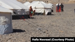بسیاری از خانواده های برگشت کننده در زیر خیمه های موقت و بدون کوچکترین امکانات زنده گی می کنند