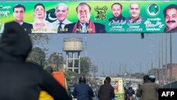 په لاهور کې د ټولټاکنو پر مهال د مسلم لیګ (ن) د مشرانو عکسونه لګېدلي دي ـ د فبرورۍ نهمې انځور.