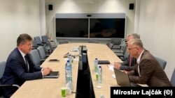 Zëvendëskryeministri i Kosovës Besnik Bislimi (djathtas) dhe i dërguari i BE-së për dialogun Mirosllav Lajçak.