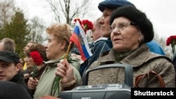 Празднование Дня Победы во Второй мировой войне. Люди возлагают цветы к памятнику «Бронзовому солдату» на Военном кладбище Таллинна (фото иллюстративное)