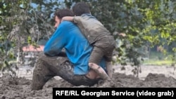 დავით ჯელაძე სტიქიას გადარჩენილ ბავშვთან ერთად