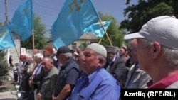 Кырымтатарлар сөрген көнен искә ала. Архив фотосы.
