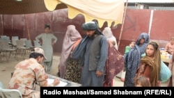 طی دستکم چهل سال گذشته هزاران شهروند افغانستان به کشورهای همسایه از جمله پاکستان رفته‌اند. برخی از افغان‌ها نیز در پاکستان به دنیا آمدند، بزرگ شدند و تشکیل خانواده دادند.