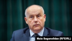 პეტრ კუბერნატი, ჩეხეთის ელჩი საქართველოში აკრიტიკებს „უცხოეთის აგენტების“ კანონის შემობრუნებას.