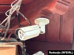 Cameră produsă de Hikvision, montată pe clădirea unei unități militare din România, a cărei locație nu o facem publică.