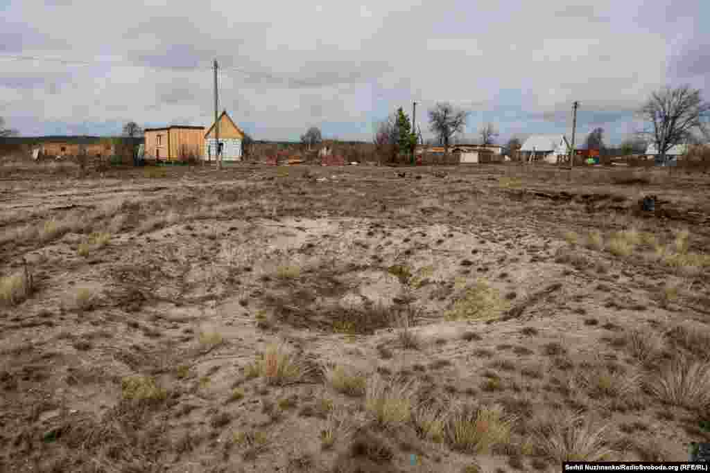 Imaginea 1: Soldații ucraineni inspectează un transportor blindat rusesc distrus în Teterivske. Imaginea 2: În afară de un crater, locul unde echipamente militare rusești au ars în 2022 nu mai păstrează aproape nici o urmă a luptei.&nbsp;