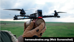 FPV-дрон із прикріпленою вибухівкою