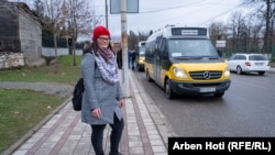 Ndalore Likaj pranë furgonit me të cilin udhëton për të shkuar në punë.