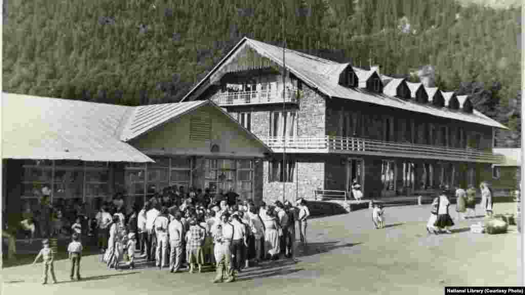 შოვის ისტორია დაახლოებით 100 წლის წინ იწყება. სიმონ (შანშე) ლეჟავამ ვენაში სამედიცინო ფაკულტეტის დამთავრების შემდეგ გადაწყვიტა, რაჭაში კურორტი გაეკეთებინა. შეირჩა შოვი, ადგილი მინერალური წყლებით, წიწვოვანი ტყითა და კამკამა ჰაერით.&nbsp;