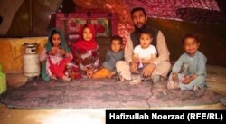 محمد زمان عظیمی باشنده ولایت نیمروز که با پنج فرزند و خانمش با فقر و بیکاری دست و پنجه نرم می کند