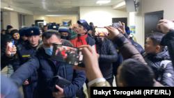 Журналист Сайпидин Султаналиевди милиция кызматкерлери сотко алып келе жаткан учур. 17-январь, 2022-жыл.