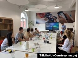 Проєкт ITSkills4U, у якому працює Дарія, налічує понад 15 тисяч українців. Жінка розповідає: учні програми мають досить різноманітний попередній досвід роботи та навчання, проте готові вивчати нове, щоб знайти роботу в країні, у якій мають прихисток