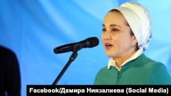 Бишкектеги бир мандаттуу №26 Ленин шайлоо округунан Жогорку Кеңештин депутаттыгына талапкер Дамира Ниязалиева.