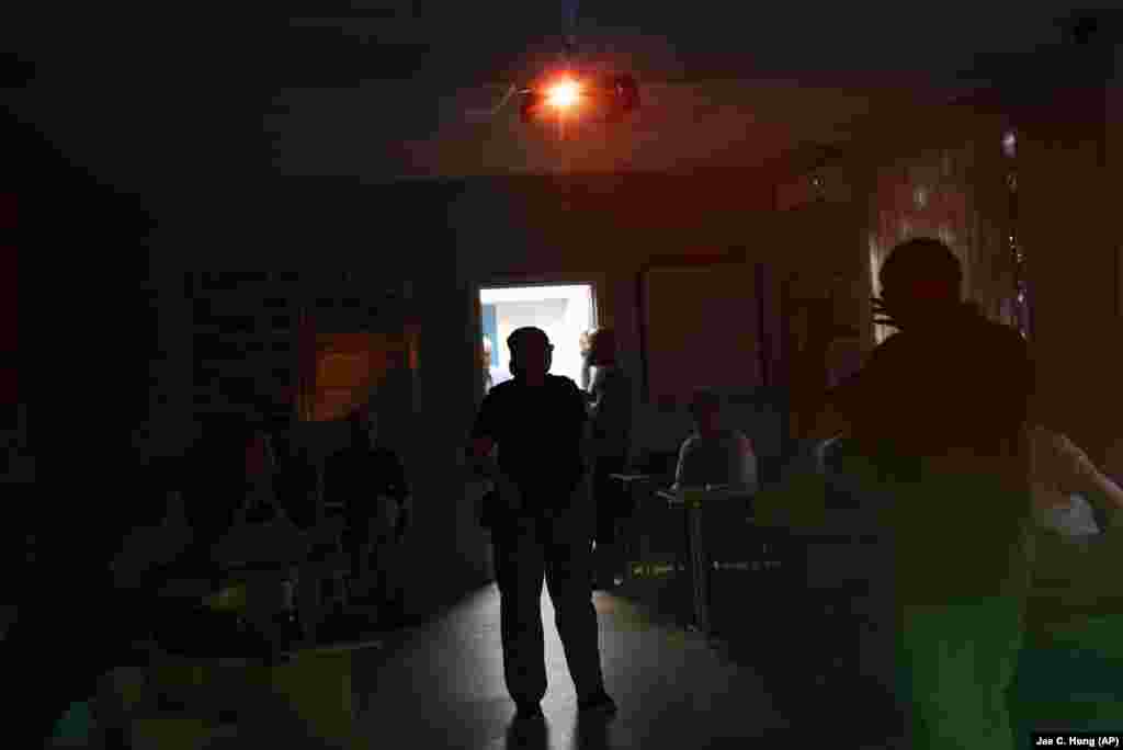 Participanții ascultă un instructor în timpul antrenamentului cu arme de foc pentru civili.&nbsp; Potrivit lui Mihailo Șcerbina, director adjunct pentru securitatea municipală din Kiev, peste două mii de persoane s-au înscris la instruirea care a avut loc la 11 iulie, 70% dintre acestea fiind femei.