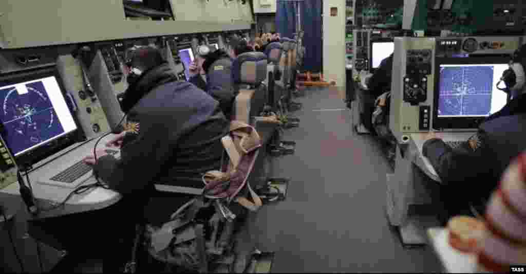 Російські військові радіолокаційної служби всередині А-50 під час тренувального польоту. Літаки-розвідники є дуже цінною ціллю через їхню вартість (до пів мільярда доларів за літак) та поінформованість про ситуацію в режимі реального часу, якою вони забезпечують російську армію. Літак є своєрідною повітряною &laquo;диспетчерською вежею&raquo; з радаром на 360 градусів, здатним відстежувати та ідентифікувати літаки чи кораблі на відстані сотень кілометрів &nbsp;