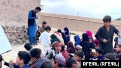 دهها تن از کودکان همه روزه برای فراگرفتن دروس گردهم می آیند